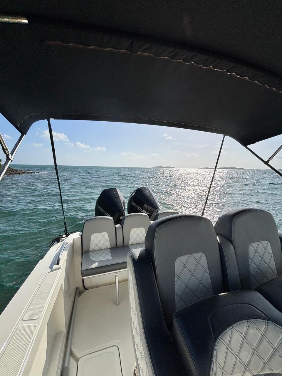 Intérieur confortable du bateau Bleu Caraïbes face à la mer