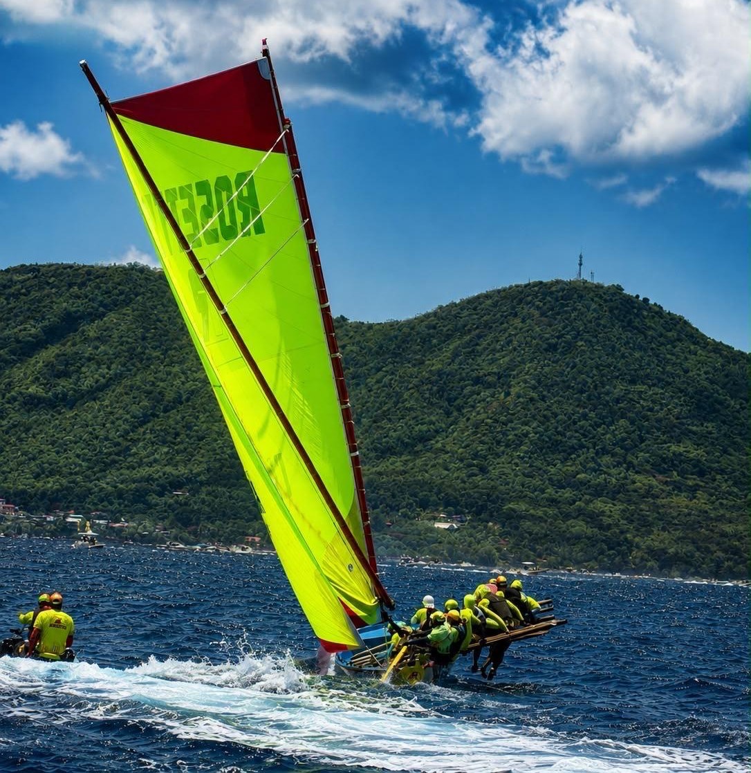 Yole ronde martiniquaise sous voile au large
